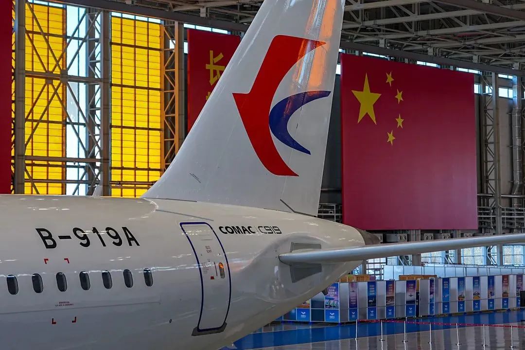 全球首架C919交付中国东方航空