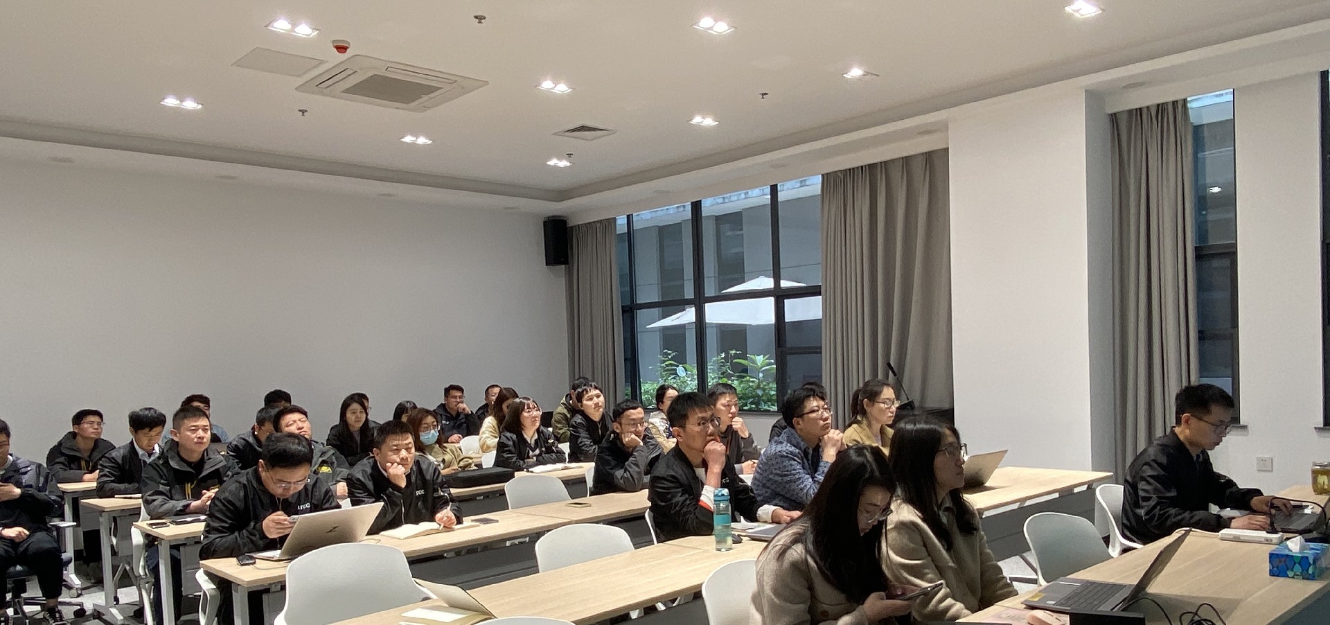 公司动态 | 安泰复材工程技术中心召开某重点客户EVTOL整机结构交付项目复盘会