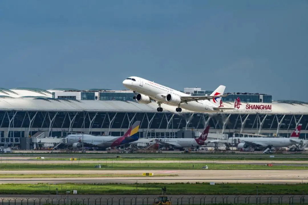 中国商飞向中国东航交付第二架C919飞机